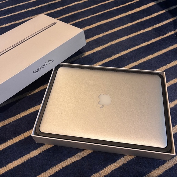 Apple MacBook Pro 13.3" Laptop - Picture 4 of 13